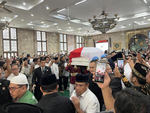 Usai Disalatkan, Jenazah Try Sutrisno Diberangkatkan ke TMP Kalibata