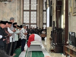 Jenazah Wapres Ke-6 Try Sutrisno Disalatkan di Masjid Sunda Kelapa