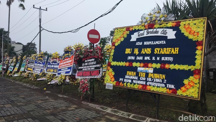 Karangan bunga di kompleks perumahan Muhammad Suryo, bos rokok HS di Ngaglik, Sleman, Senin (2/3/2026) sore.