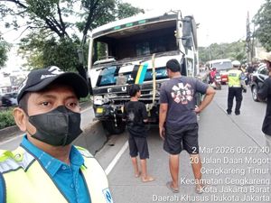 Kecelakaan Truk Tabrak Pembatas Jalan di Jakbar, Lalin Padat