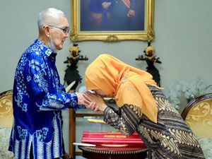 Try Sutrisno Wafat, Khofifah Ajak Warga Kibarkan Bendera Setengah Tiang