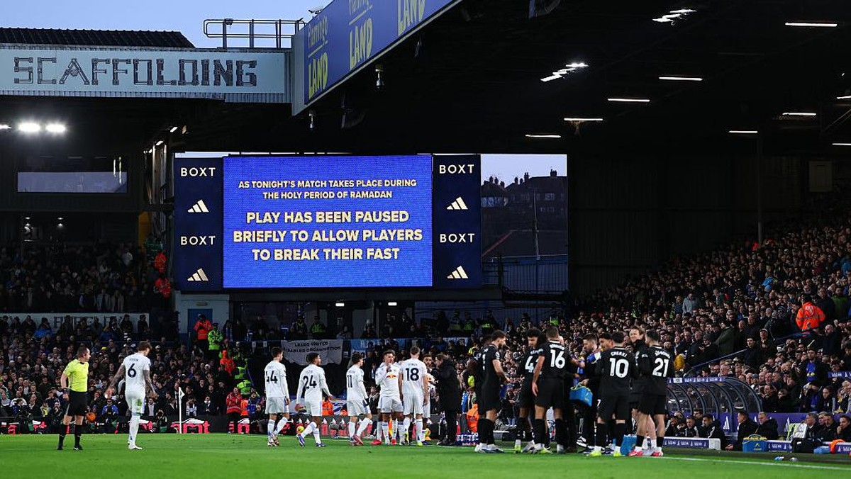 Momen pertandingan Leeds United vs Manchester City disetop untuk buka puasa ramadan. (Foto: Robbie Jay Barratt - AMA/Getty Images)