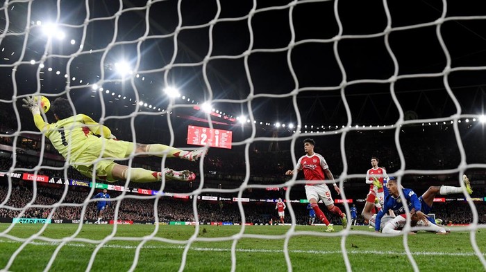 LONDON, ENGLAND - MARCH 01: David Raya of Arsenal makes a diving save from a cross from Alejandro Garnacho of Chelsea (not pictured) during the Premier League match between Arsenal and Chelsea at Emirates Stadium on March 01, 2026 in London, England.