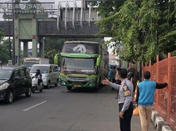 Perbaikan Jalan Terminal Purabaya Picu Macet Panjang di Waru Sidoarjo