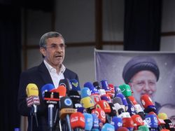 Trump Sempat Siapkan Eks Presiden Ahmadinejad Jadi Pemimpin Iran
