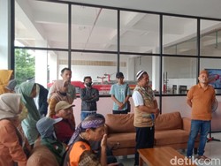 Video Nasabah PD BKK Klaten Ramai-ramai Lapor Damkar gegara Tabungan Macet