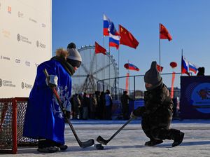 Olahraga di Atas Sungai Beku Perbatasan Rusia-China