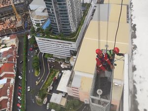 Pilu Pembersih Kaca Apartemen Surabaya Tewas Tergantung Dihantam Badai