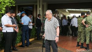 Pelayat Berdatangan ke Rumah Duka Wapres ke-6 RI Try Sutrisno