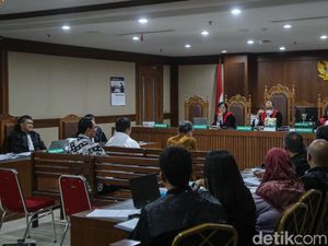 Hakim Tegur Terdakwa Saat Tanya Ahok Siapa yang Lapor Kasus LNG