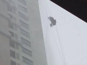 Tersangkut Tali Gondola, Petugas Pembersih Kaca Apartemen di Surabaya Tewas