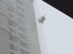 Petugas Pembersih Kaca Apartemen Surabaya Tersangkut Diterjang Badai