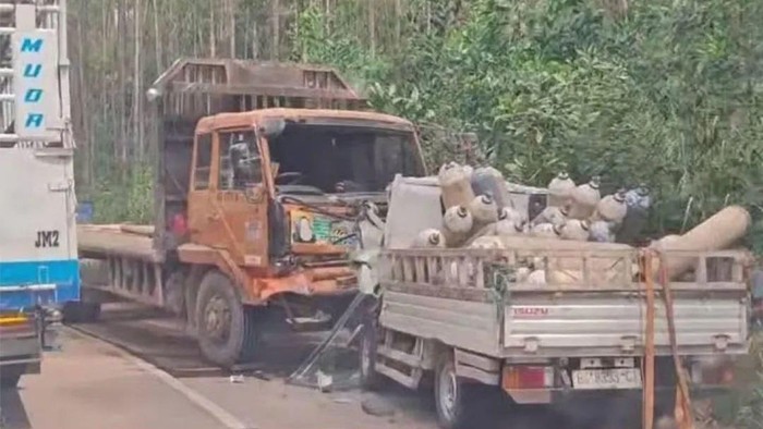 Pikap adu banteng dengan truk di Musi Rawas