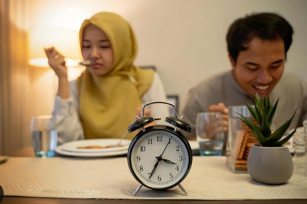 Potret umat muslim melakukan sahur