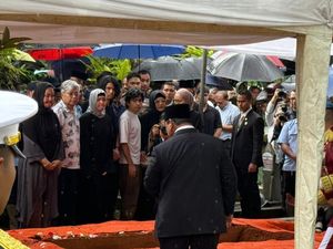 Hujan Turun Saat Pemakaman Wapres Ke-6 Try Sutrisno di TMP Kalibata