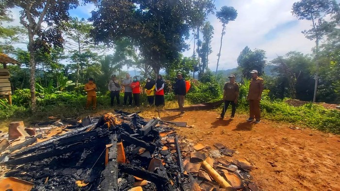 Rumah Panggung di Pabuaran Sukabumi Ludes Terbakar