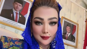Gaya Glamor Berkerudung Istri Gubernur Kaltim Sarifah Suraidah, Viral Disorot