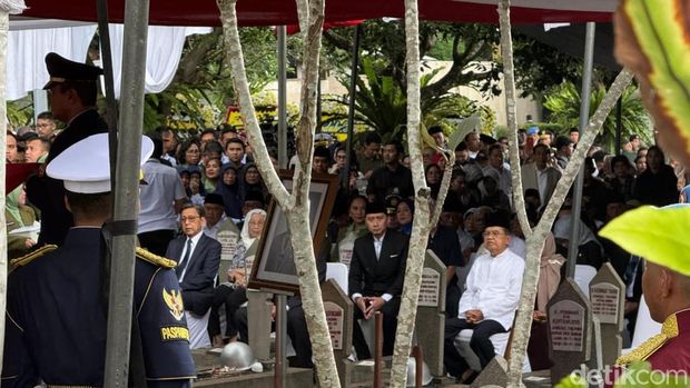 SBY-JK-Boediono menghadiri prosesi pemakaman Try Sutrisno (Eva Savitri/detikcom)