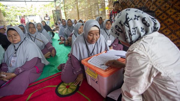 Semangat Lansia Indramayu Belajar Iqro di Pesantren Ramadan