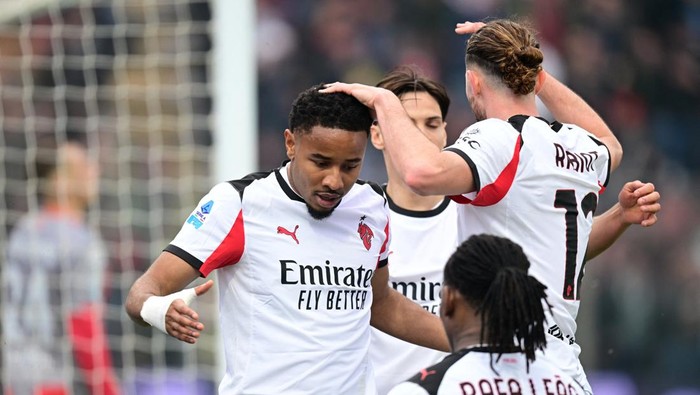 AC Milan ditunggu Inter Milan setelah susah payah menang di markas Cremonese. REUTERS/Daniele Mascolo