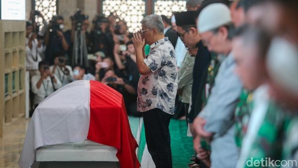 Suasana Haru Iringi Salat Jenazah Try Sutrisno di Masjid Agung Sunda Kelapa
