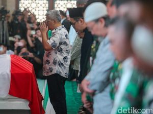 Suasana Haru Iringi Salat Jenazah Try Sutrisno di Masjid Agung Sunda Kelapa