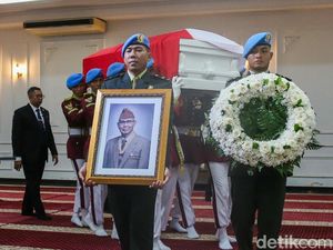 Video Jenazah Try Sutrisno Disalati Lalu Diserahkan ke Negara