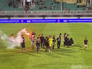 PSM Kalah Lagi di Kandang, Suporter Ngamuk Masuk Lapangan-Lempar Flare