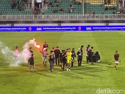 PSM Kalah Lagi di Kandang, Suporter Ngamuk Masuk Lapangan-Lempar Flare