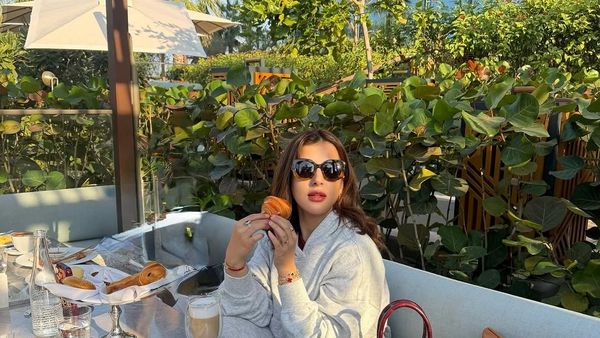 Mewah! Tasya Farasya Makan Croissant di Dubai hingga Ngopi di Mekkah