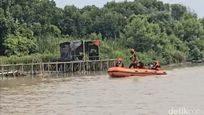 Tim Sar menyusuri sungai mencari korban tenggelam.