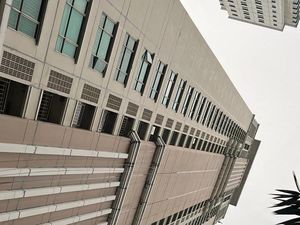 Pembersih Kaca Apartemen Surabaya Tewas Usai Tersangkut Dihantam Badai