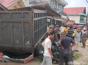 Truk Tabrak Warung hingga 3 Motor di Jambi, Sopir Diduga Ngantuk
