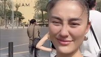 Tunjukkan Kondisi Aman, Agnez Mo Bukber Bareng KJRI hingga Jalan Kaki di Dubai