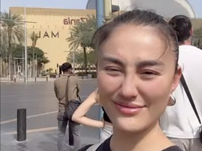 Tunjukkan Kondisi Aman, Agnez Mo Bukber Bareng KJRI hingga Jalan Kaki di Dubai