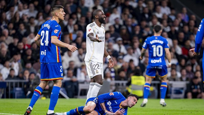 Antonio Rudiger kedapatan menginjak muka lawan dengan lututnya di laga Real Madrid kontra Getafe. Aksinya itu luput dari sanksi kartu.