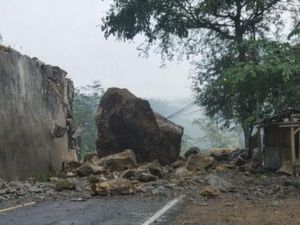 Jalur Utama Trenggalek-Ponorogo Lumpuh Total Tertutup Batu Raksasa