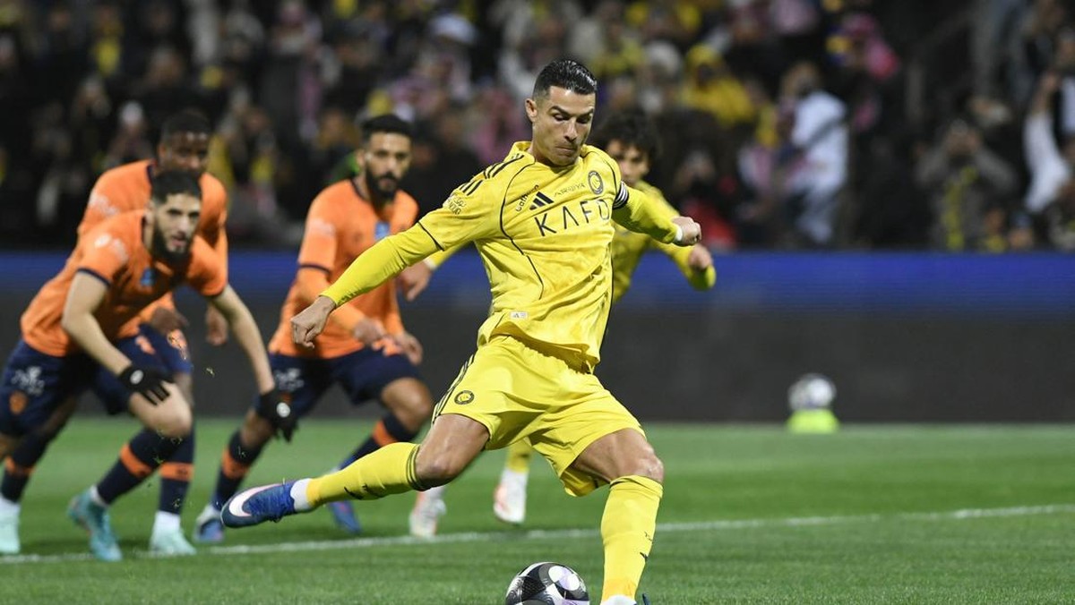 Cristiano Ronaldo gagal penalti, lalu cedera saat Al Nassr kalahkan Al Feiha 3-1. (REUTERS/Stringer)