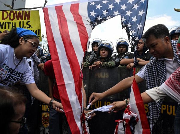 Unjuk Rasa di Manila Tolak Serangan AS-Israel terhadap Iran