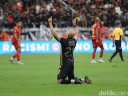 Menjelang akhir pertandingan, ketegangan semakin tinggi. Borneo FC yang terus berjuang akhirnya berhasil menyamakan skor di masa tambahan waktu, memaksa kedua tim berbagi poin di papan klasemen. Foto: Rifkianto Nugroho/detikfoto
