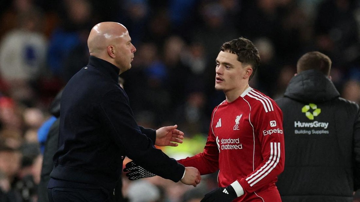 Florian Wirtz (kanan) belum bisa main lawan Wolverhampton pekan ini. (REUTERS/Phil Noble)