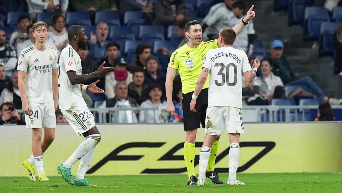 Franco Mastantuono diusir wasit di laga Real Madrid vs Getafe di LaLiga, Selasa (3/3/2026) dini hari WIB. (Foto: Angel Martinez/Getty Images)