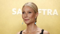 Momen Gwyneth Paltrow Hilang Anting Sebelah di Actor Awards 2026