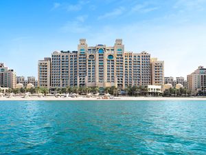 Ngeri! Hotel Mewah Rp 5,4 T di Dubai Digempur Drone Iran, Tamu Berhamburan