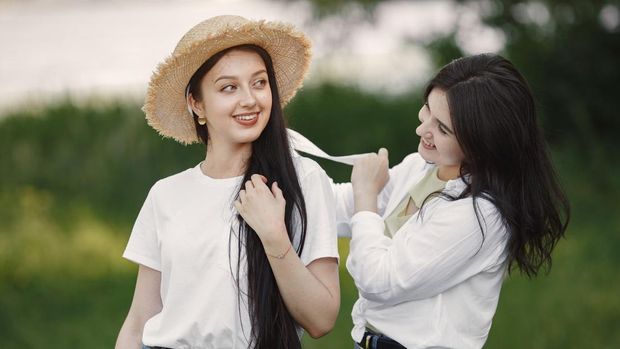 Untuk menjadi orang baik yang mudah disukai, ada sederet cara khusus yang perlu dipraktikkan. Ini sederet cara effortless yang bikin kamu disukai banyak orang.
