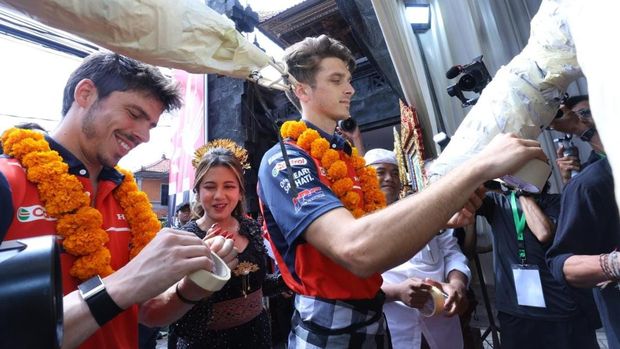 Joan Mir dan Luca Marini dari tim MotoGP Honda HRC Castrol menyaksikan langsung pembuatan karya patung Ogoh-ogoh di Banjar Kaja Sesetan (3/3). (Dok. AHM)