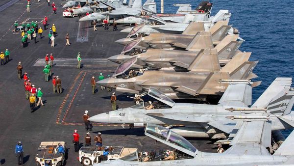 Kapal Induk AS Luncurkan Jet tempur untuk Serang Iran