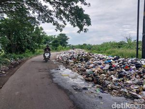 Jorok! Sampah Menggunung di Jalan di Panguragan Cirebon