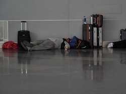 8.000 Orang Terjebak di Qatar Buntut Wilayah Udara Ditutup Akibat Perang