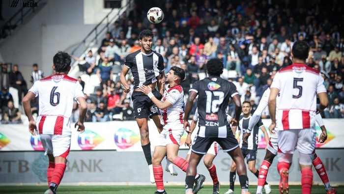Laga Liga Tunisia antara CS Sfaxien vs AS Gabes pada Minggu (1/3/2026) di Stadion Taieb Mhiri jadi sorotan. Duel yang dimenangkan CS Sfaxien itu berlangsung pukul 13.00 siang waktu setempat atau saat matahari lagi terik-teriknya.